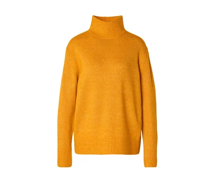 Pull jaune à col roulé, manches longues et poignets côtelés, sur fond blanc.