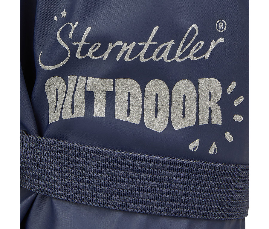 Couvre-chaussures de pluie Sterntaler bleu marine avec inscription argentée "Sterntaler OUTDOOR" et bande élastique tressée.