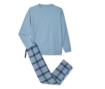 Ensemble de pyjama deux pièces avec un haut bleu clair à manches longues et un pantalon de pyjama à carreaux bleus avec cordon de serrage.