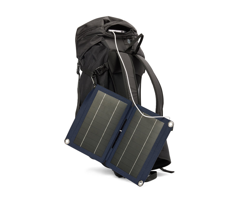 Un sac à dos noir avec un panneau solaire connecté par un câble.