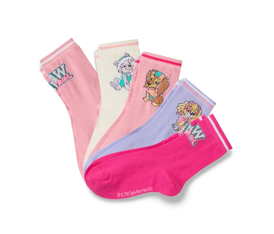 Cinq paires de chaussettes colorées avec des motifs de la Pat' Patrouille sont superposées.
