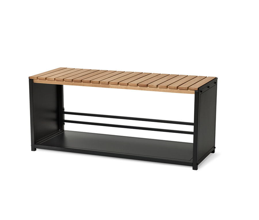 Étagère à chaussures avec assise en bois clair et cadre en métal noir avec deux étagères.