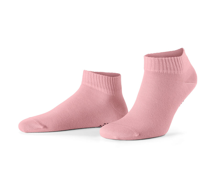 Deux paires de chaussettes de yoga roses.