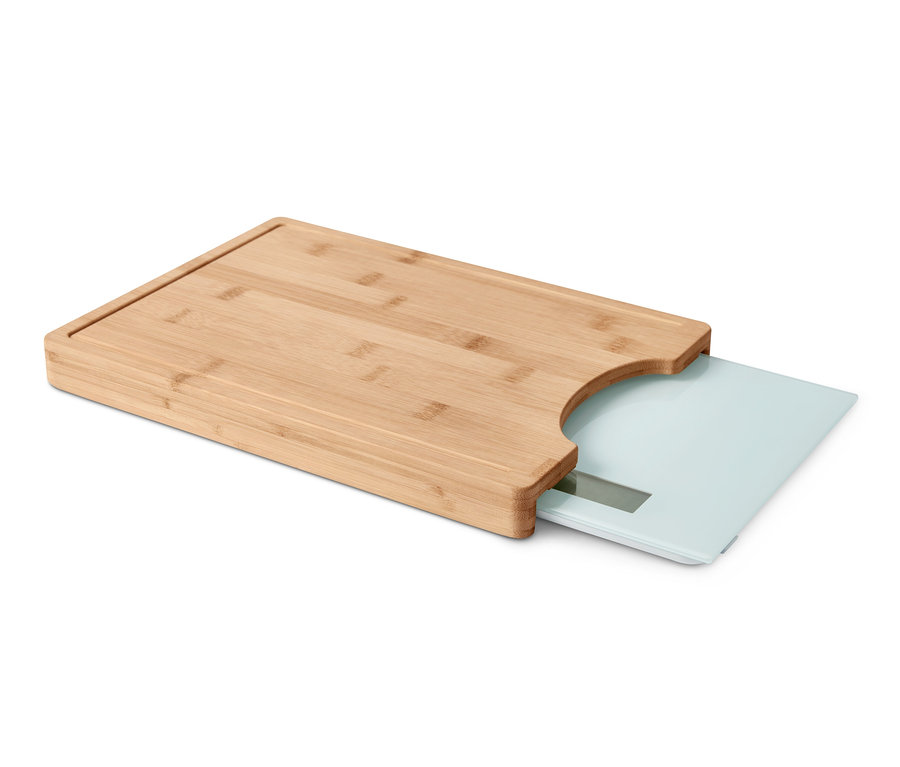Planche à découper en bambou avec balance de cuisine amovible.