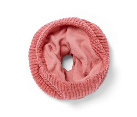 Gros plan d'une écharpe tube en maille, rose.
