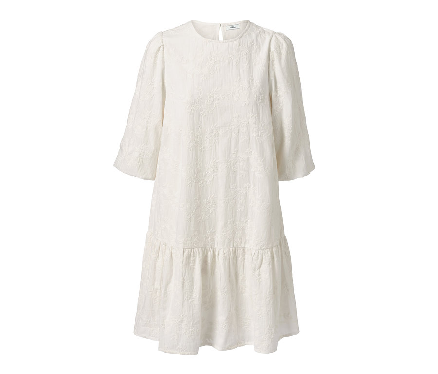 Une robe tissée blanche avec broderie.