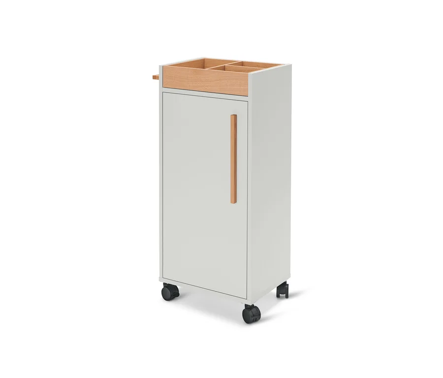 Un chariot de rangement de salle de bain gris clair »Eklund« avec porte, poignée en bois et compartiment de rangement supérieur.