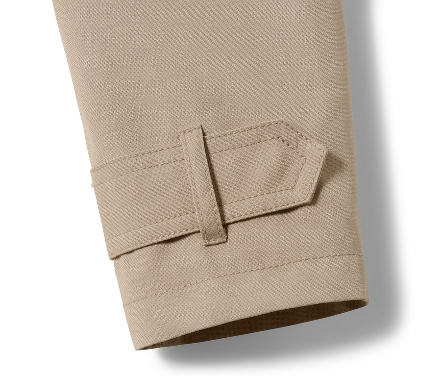Détail de la manche d'un trench-coat avec une sangle.