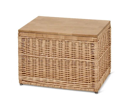 Coffre tressé avec couvercle en bois.