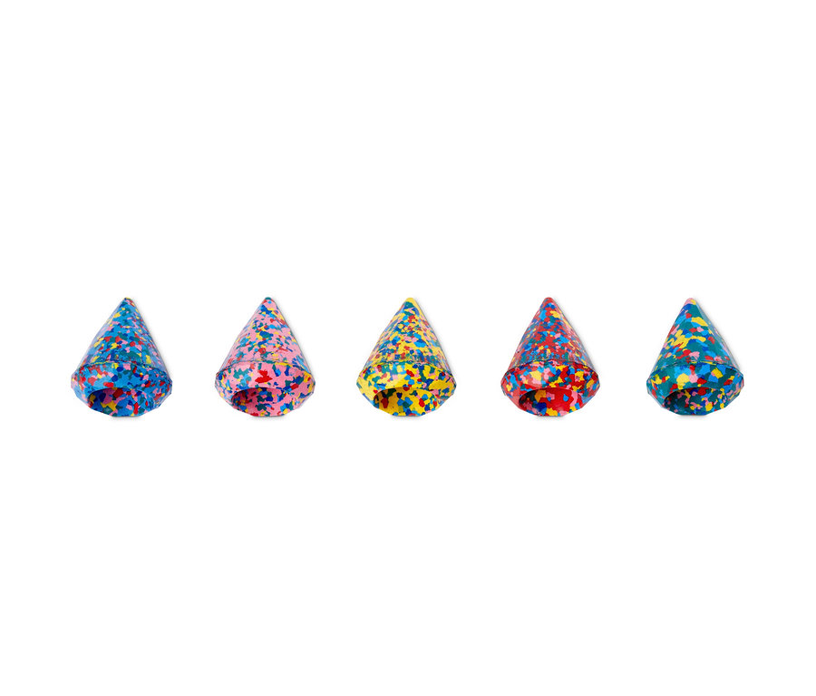 Cinq craies de cire confetti de différentes couleurs.