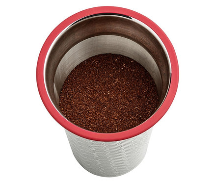 Vue de dessus du bocal pour infuser le café à froid « BrewJar » avec du marc de café.