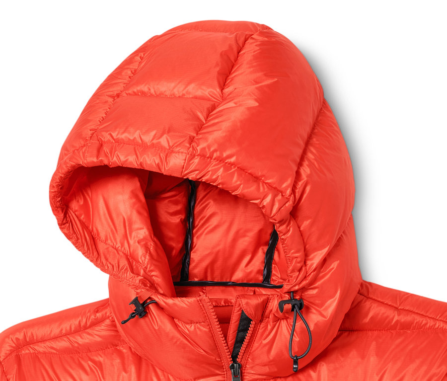 Vue détaillée d'une doudoune orange avec capuche.