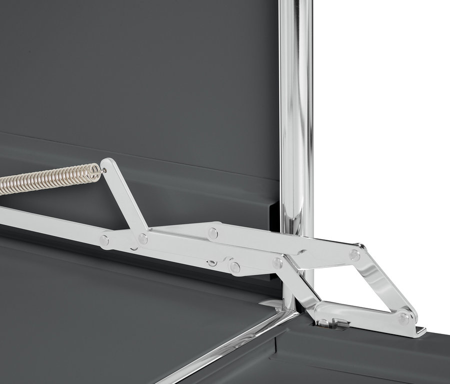 Détail d'un meuble bas en métal « CN3 » gris avec abattants et mécanisme d'ouverture.