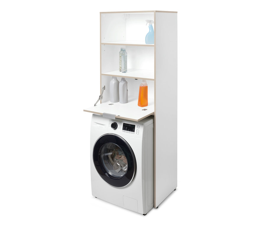 Armoire blanche pour machine à laver avec une étagère supérieure ouverte contenant des produits de nettoyage.