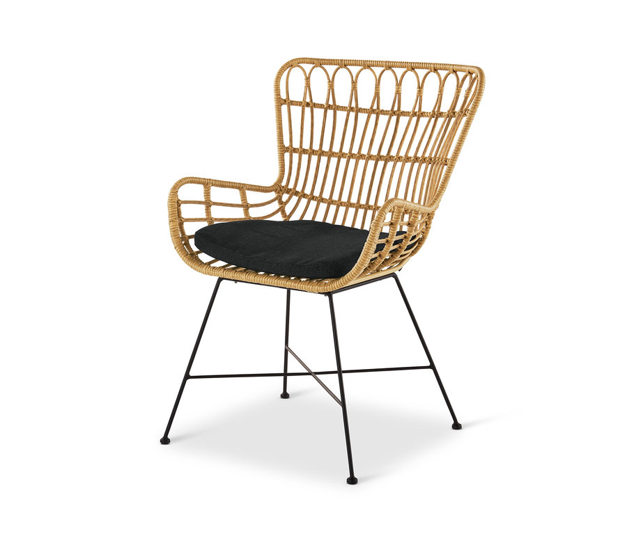 Une chaise de jardin avec tressage en polyrotin et un coussin d'assise noir sur un fond blanc.