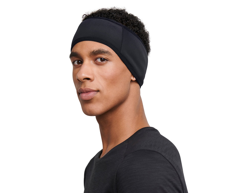 Un homme portant un bandeau de protection contre le vent noir.