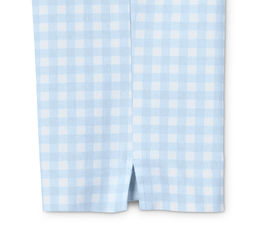 Détail d'un pantalon stretch 7/8 bleu clair et blanc.