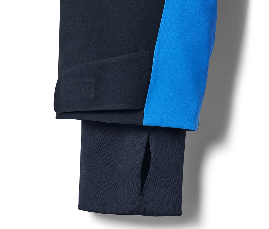 Gros plan sur une veste de ski bleue.