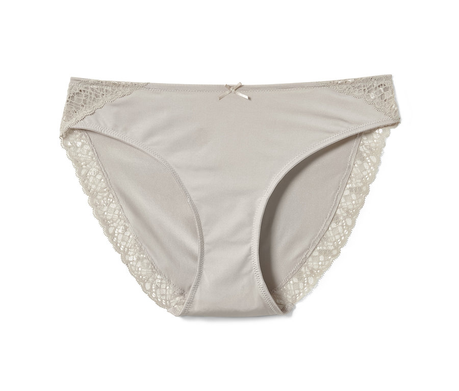 Gros plan d'une culotte grège avec de la dentelle.