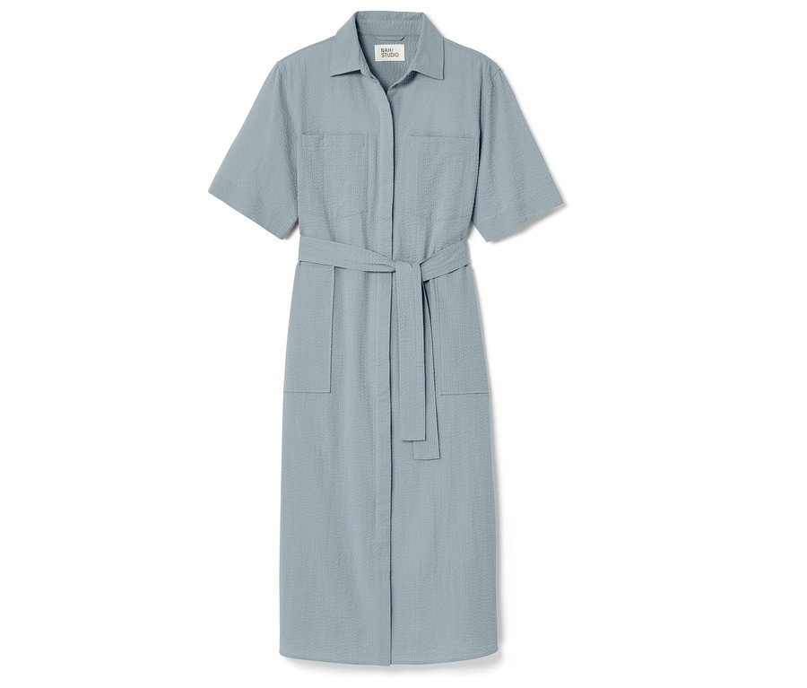 Une robe en seersucker bleu NAH/STUDIO avec des manches courtes, un col et une ceinture.
