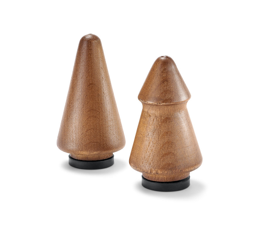 Deux salières et poivrières en bois en forme de cône se tiennent l'une à côté de l'autre sur un fond blanc.
