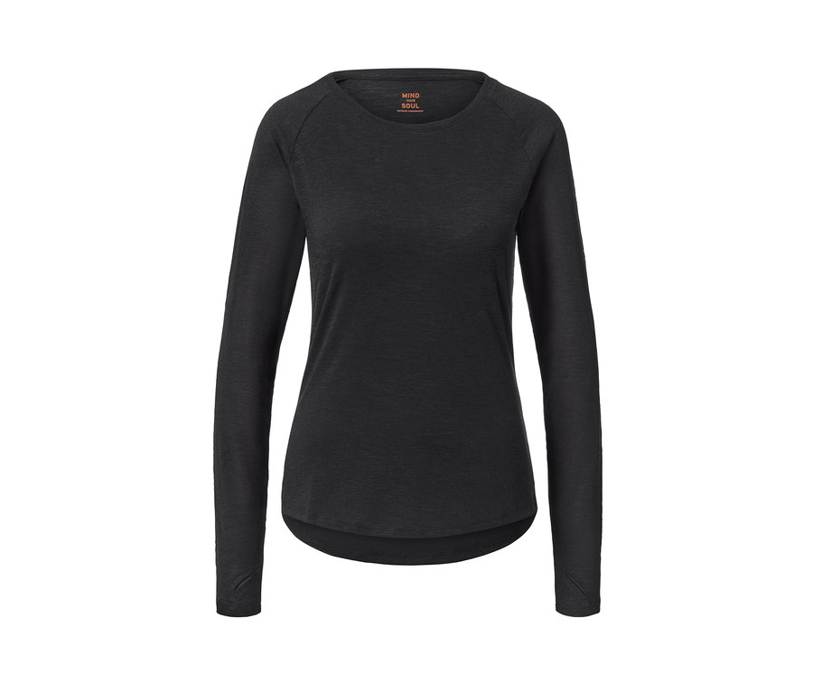 T-shirt de sport noir à manches longues.