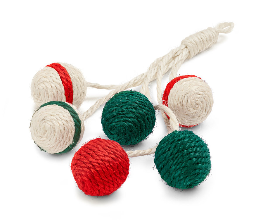 Six balles rouge, verte et crème du jouet pour chat « hochet » sont reliées par une ficelle.