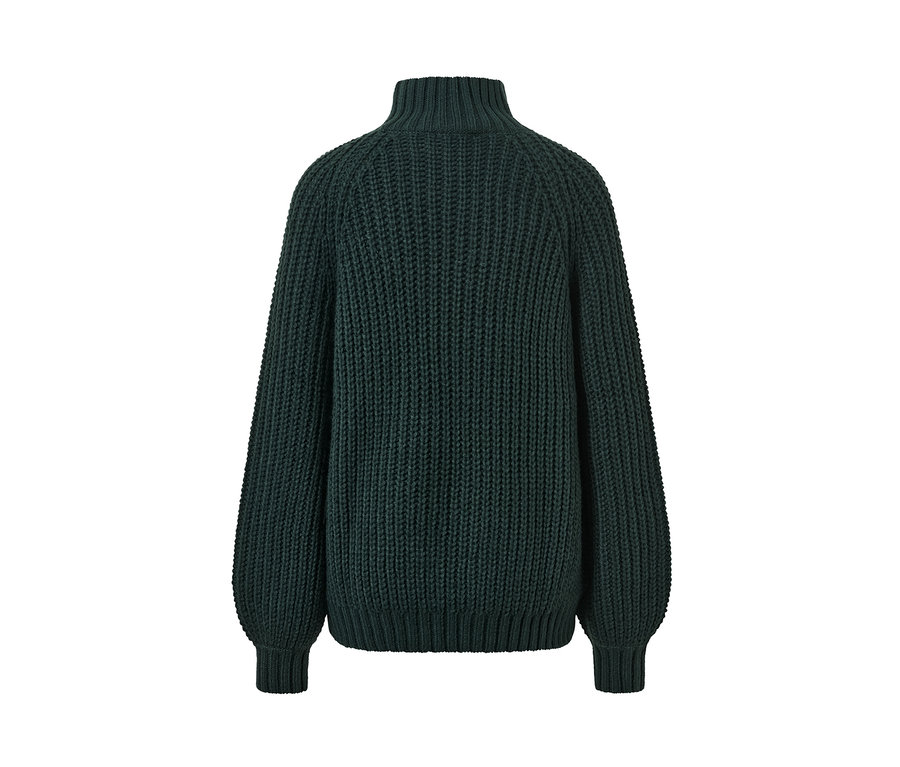 Pull en maille vert foncé avec col montant.