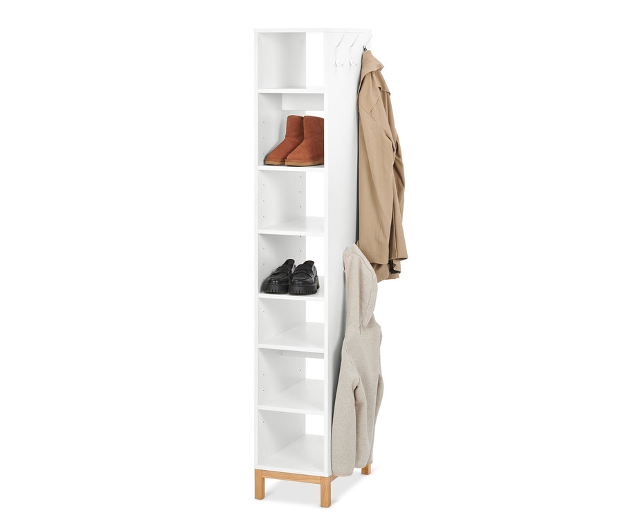 Étagère à chaussures avec chaussures, manteau et sweat à capuche.