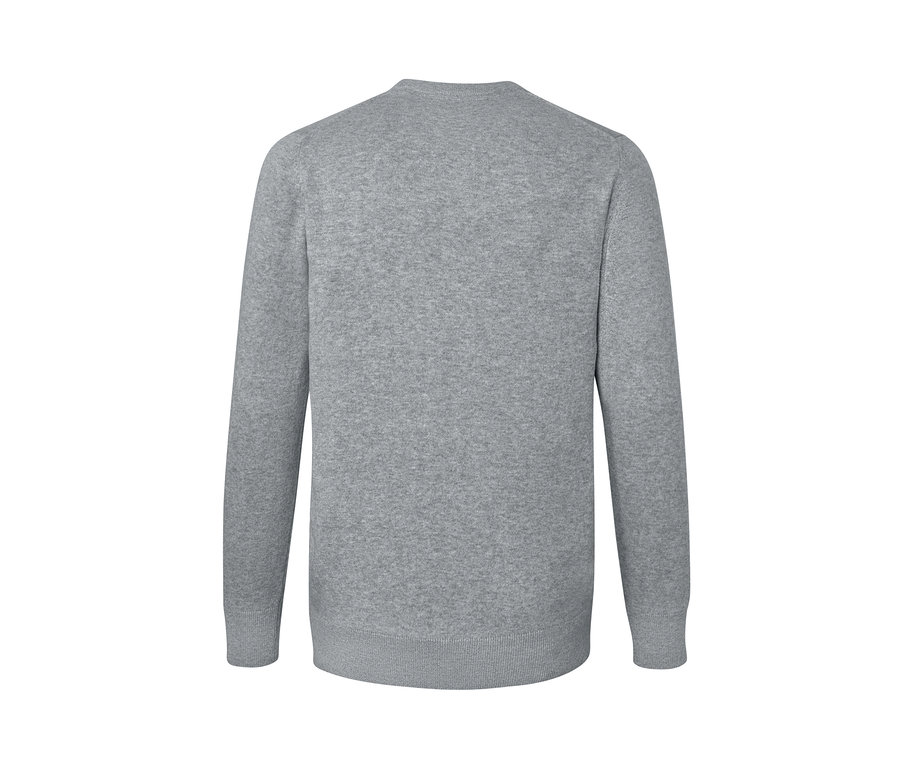 Vue détaillée d'un pull gris à encolure ronde.