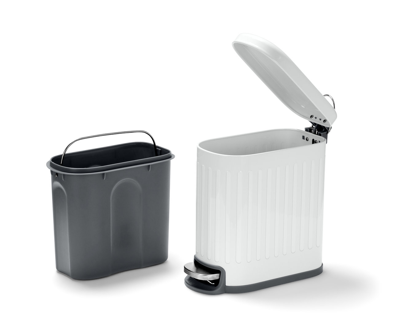 Poubelle de salle de bain blanche avec couvercle ouvert et poubelle grise.