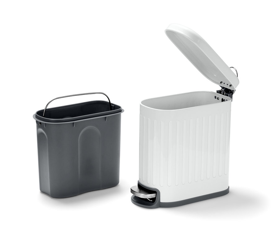 Poubelle de salle de bain blanche avec couvercle ouvert et poubelle grise.