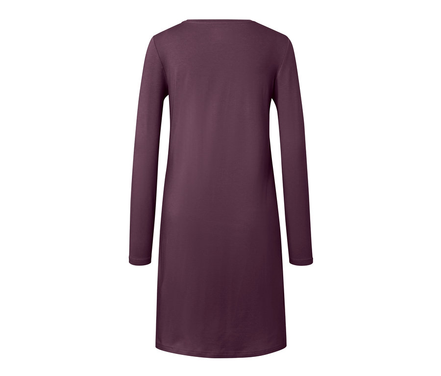 Chemise de nuit violette à manches longues.