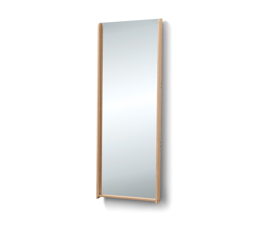 Miroir sur pied avec cadre en bambou.
