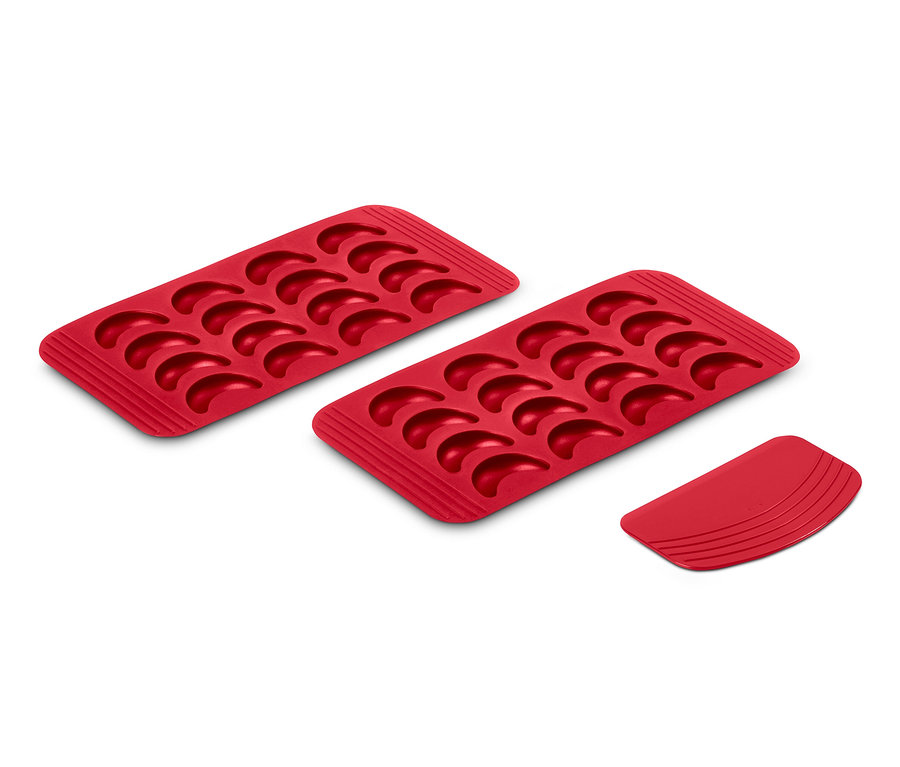 Deux tapis de cuisson rouges pour croissants vanillés et un racloir à pâte rouge.