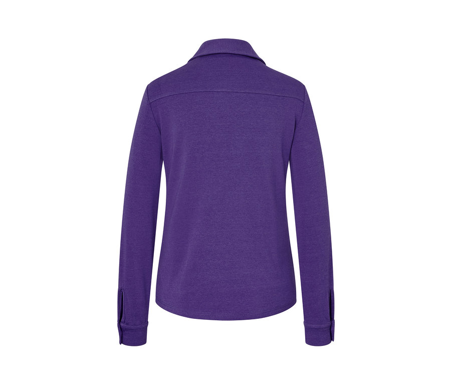 Vue arrière de la blouse violette avec patte de boutonnage.