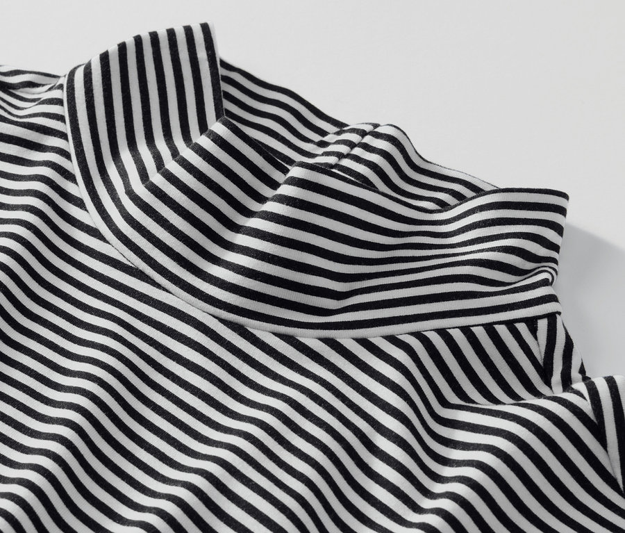 Gros plan d'une blouse rayée à col montant.