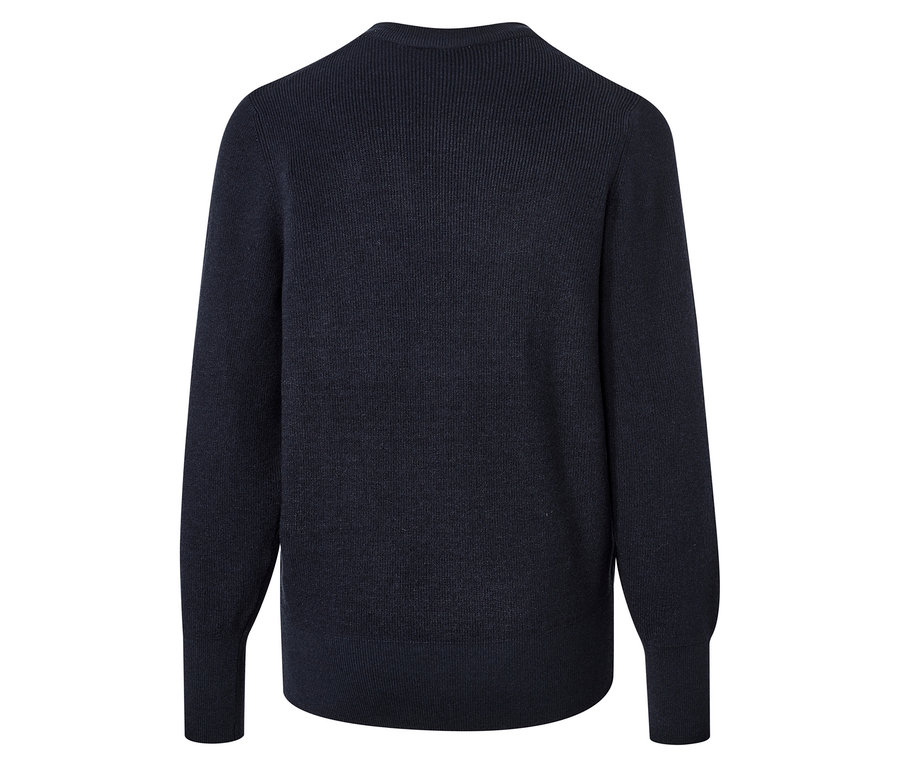 Vue détaillée d'un pull en maille fine bleu foncé.