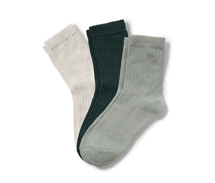 Trois paires de chaussettes côtelées crème, vert foncé et gris.