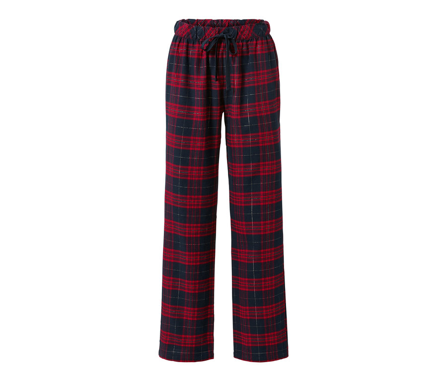 Un pantalon de détente en flanelle à carreaux rouges et bleu foncé.