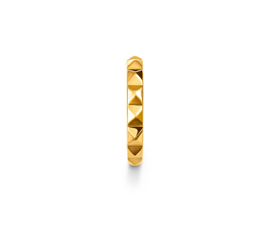 Gros plan d'une bague d'oreille argent 925 pyramide dorée.