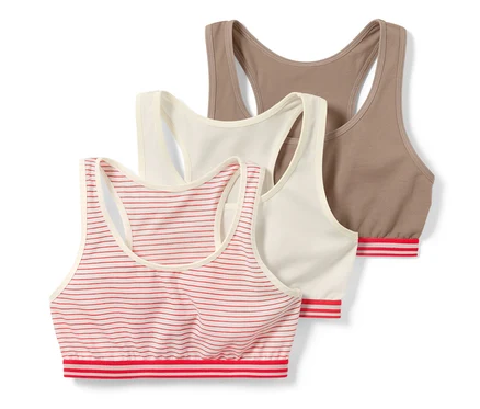 Trois brassières pour filles : une à rayures rouges, une blanche et une marron.