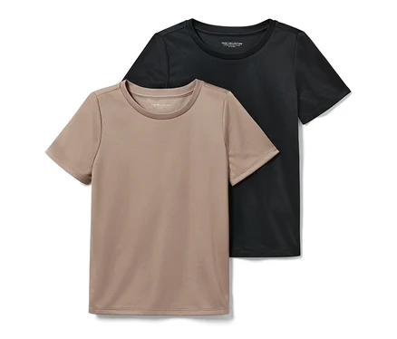 Deux t-shirts de sport pour enfant, un marron, un noir.