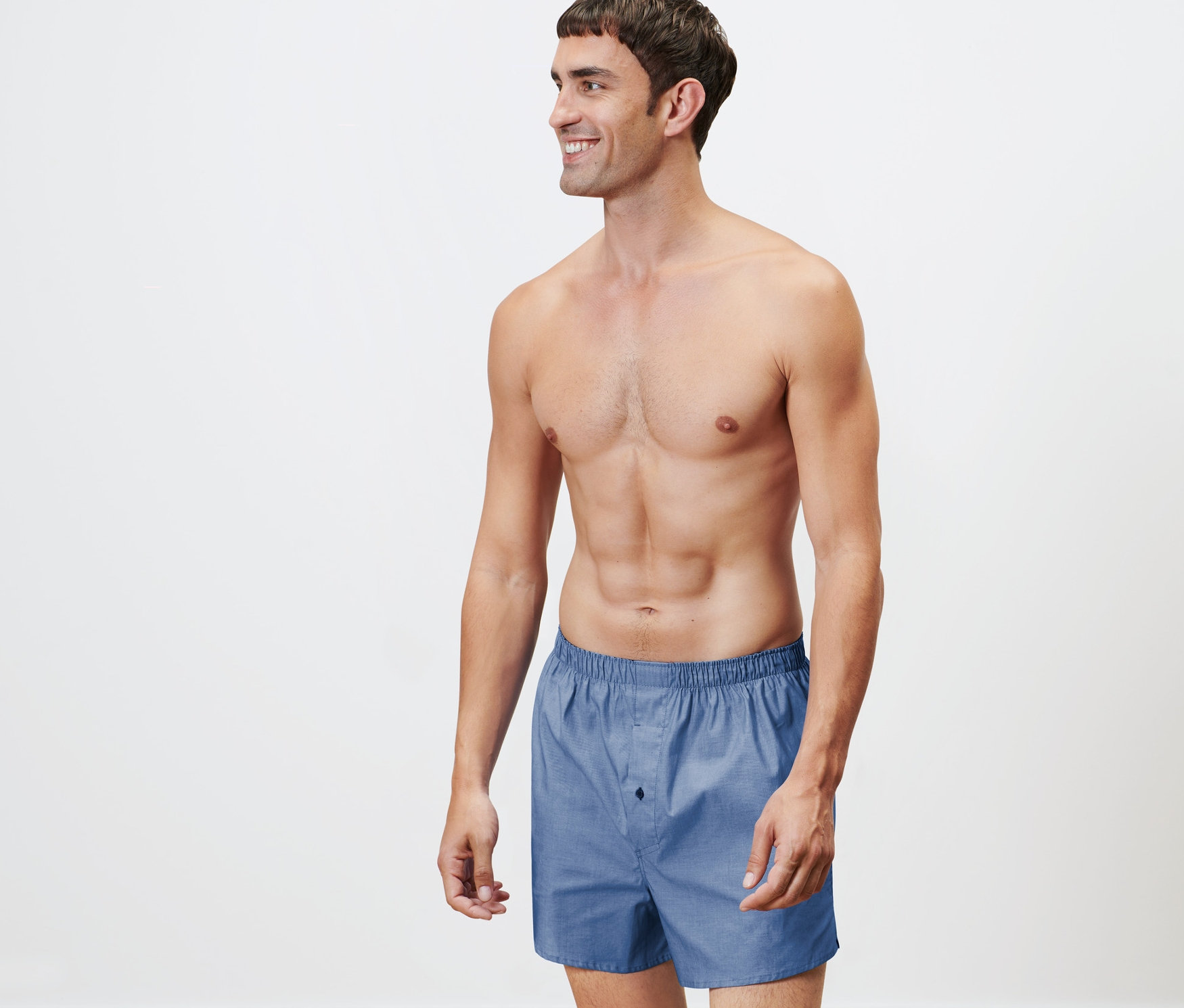 Homme posant en 4 caleçons tissés.