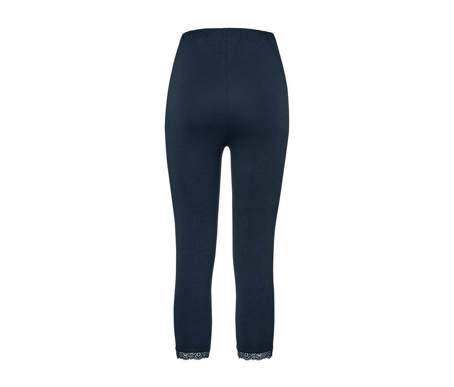 Legging court bleu foncé avec bord en dentelle.