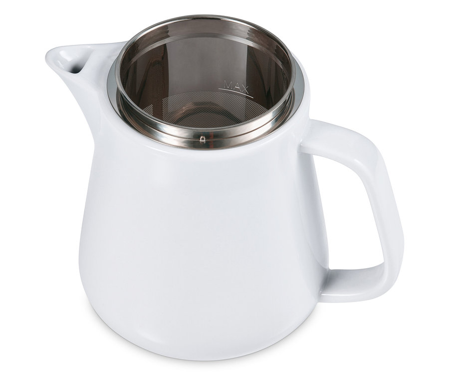 Gros plan sur une cafetière en céramique blanche avec filtre.