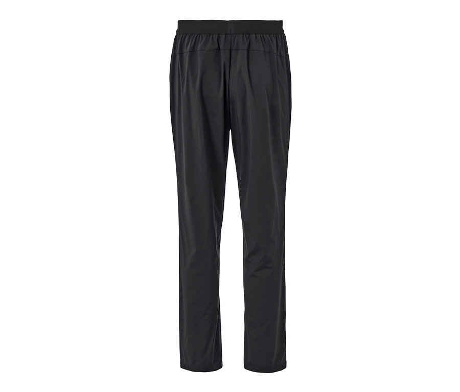 Un pantalon technique noir.