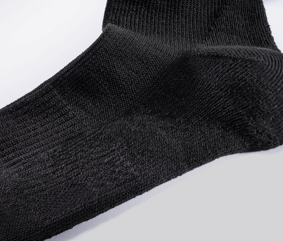 Gros plan de chaussettes de contention noires pour le sport.