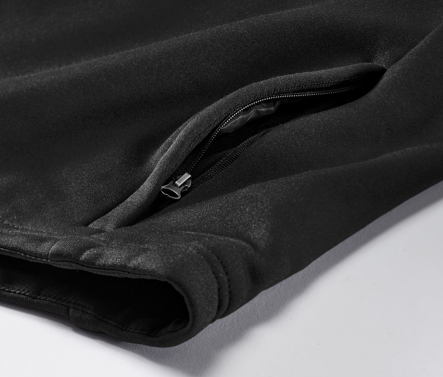 Détail d'un gilet sans manches thermique noir avec une poche zippée.