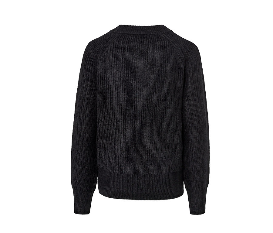 Vue détaillée d'un pull en maille noir.